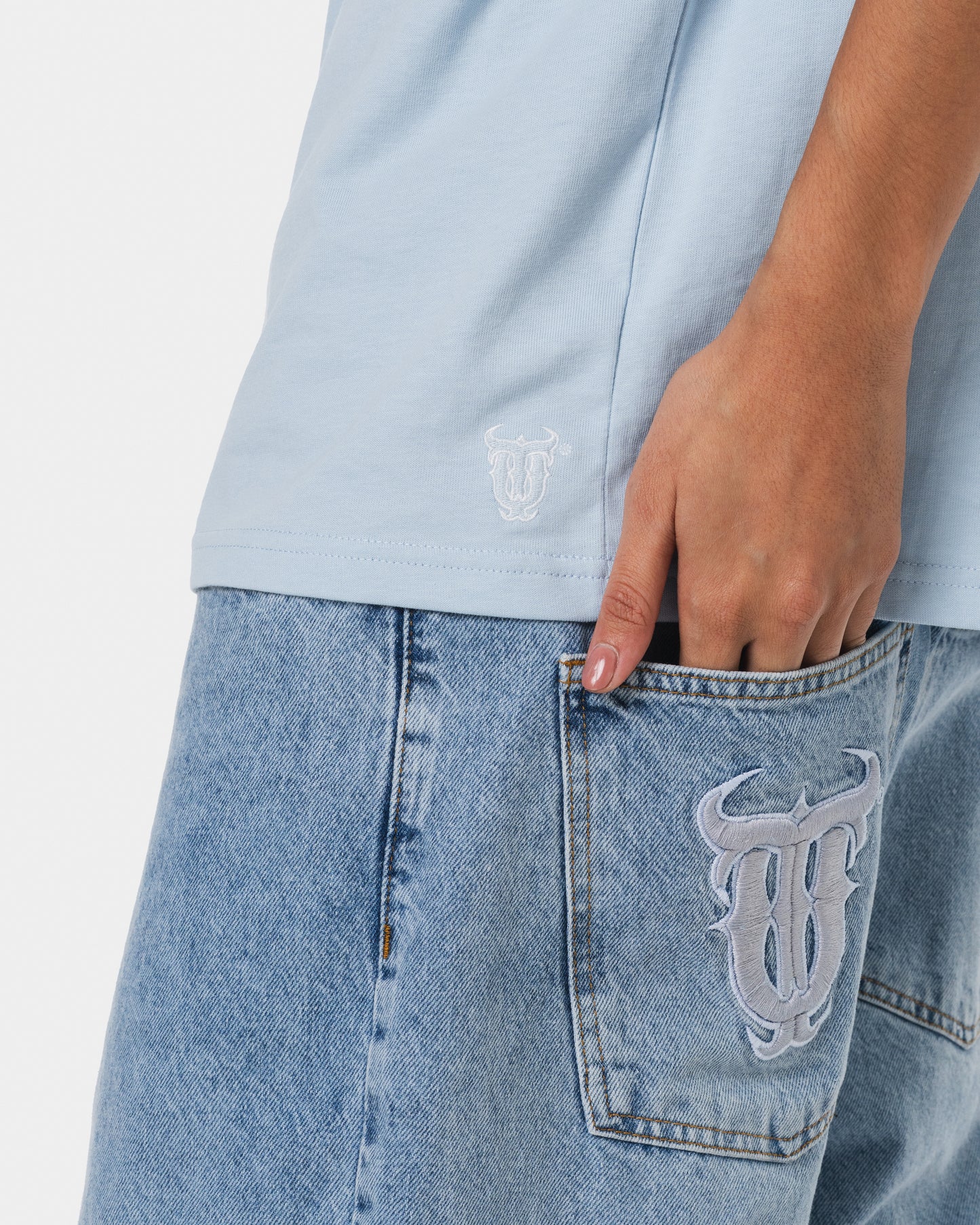 QUNTO WHITE ON BLUE TSHIRT