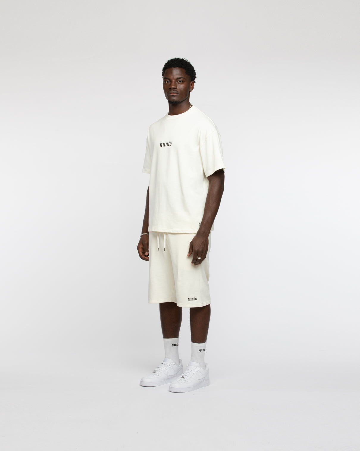 QUNTO LOGO SHORTS CREAM
