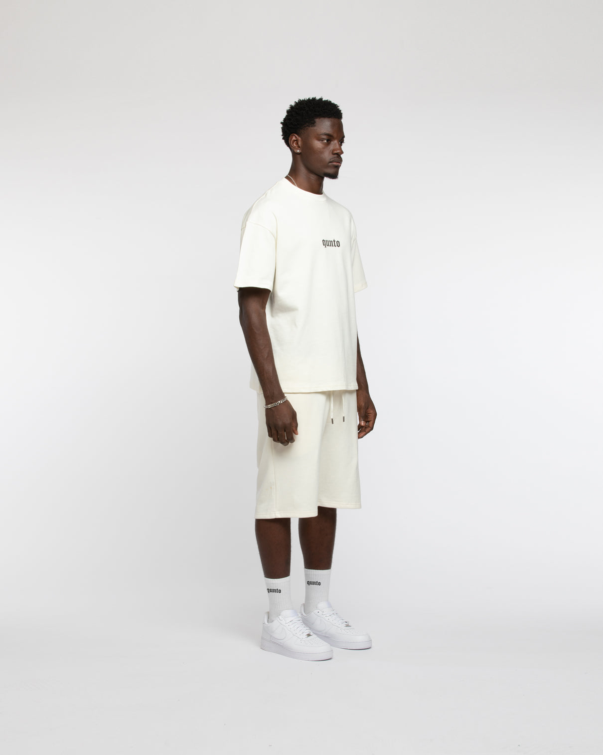 QUNTO LOGO SHORTS CREAM