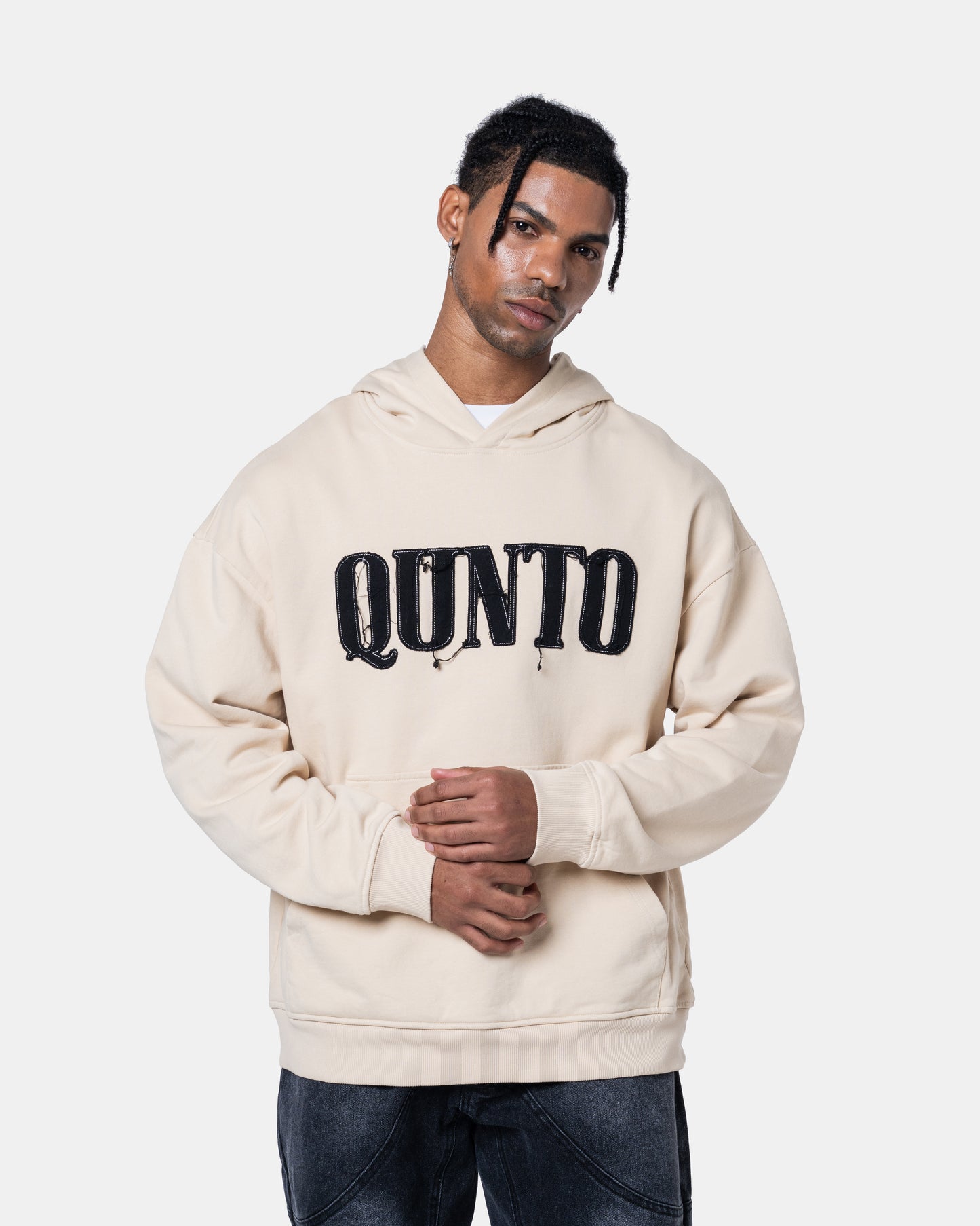 QUNTO C LOGO HOODIE CREAM