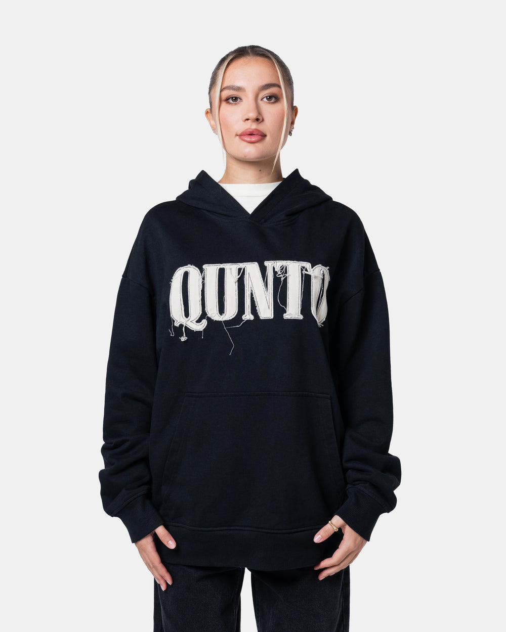 QUNTO C LOGO HOODIE BLACK