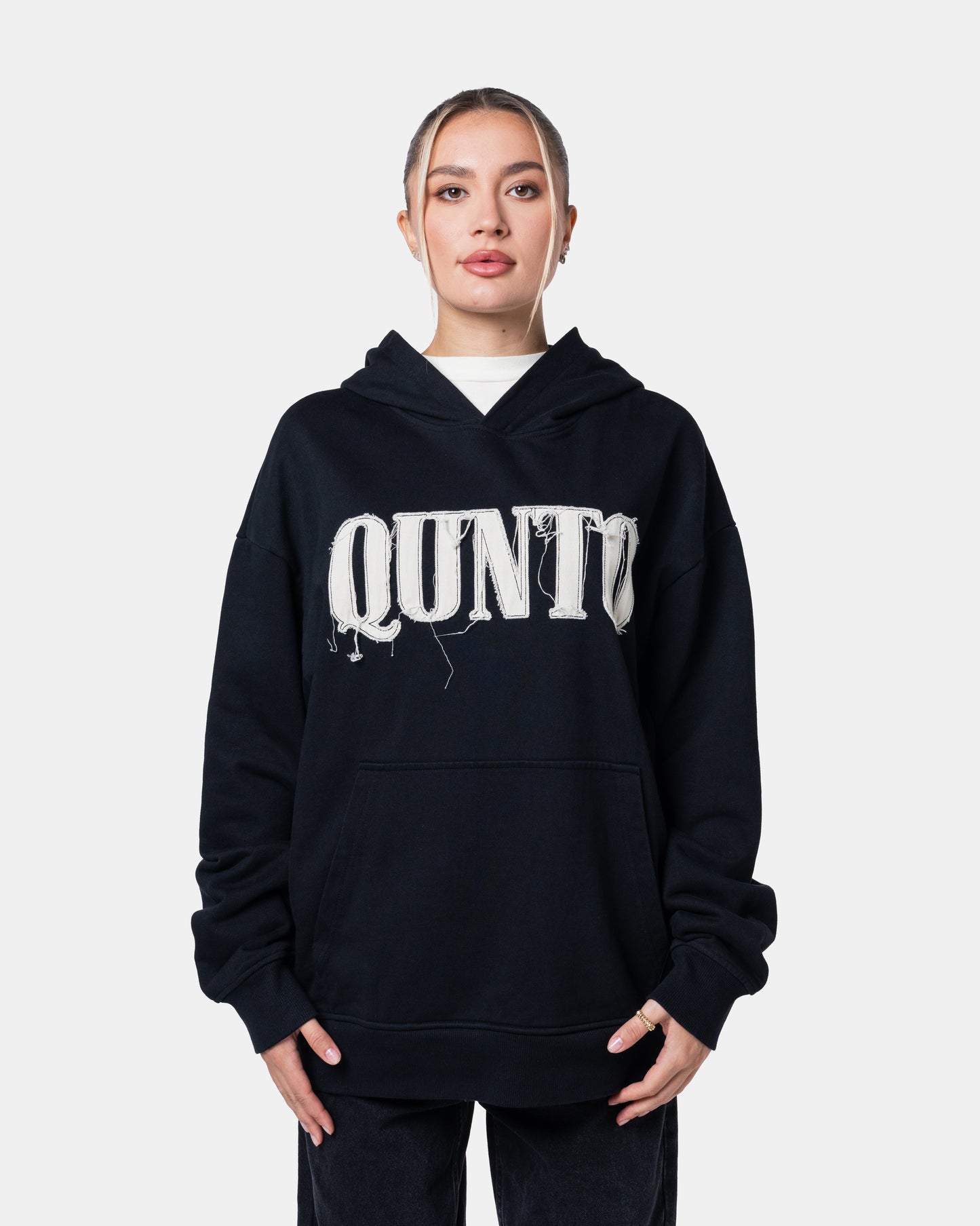 QUNTO C LOGO HOODIE BLACK