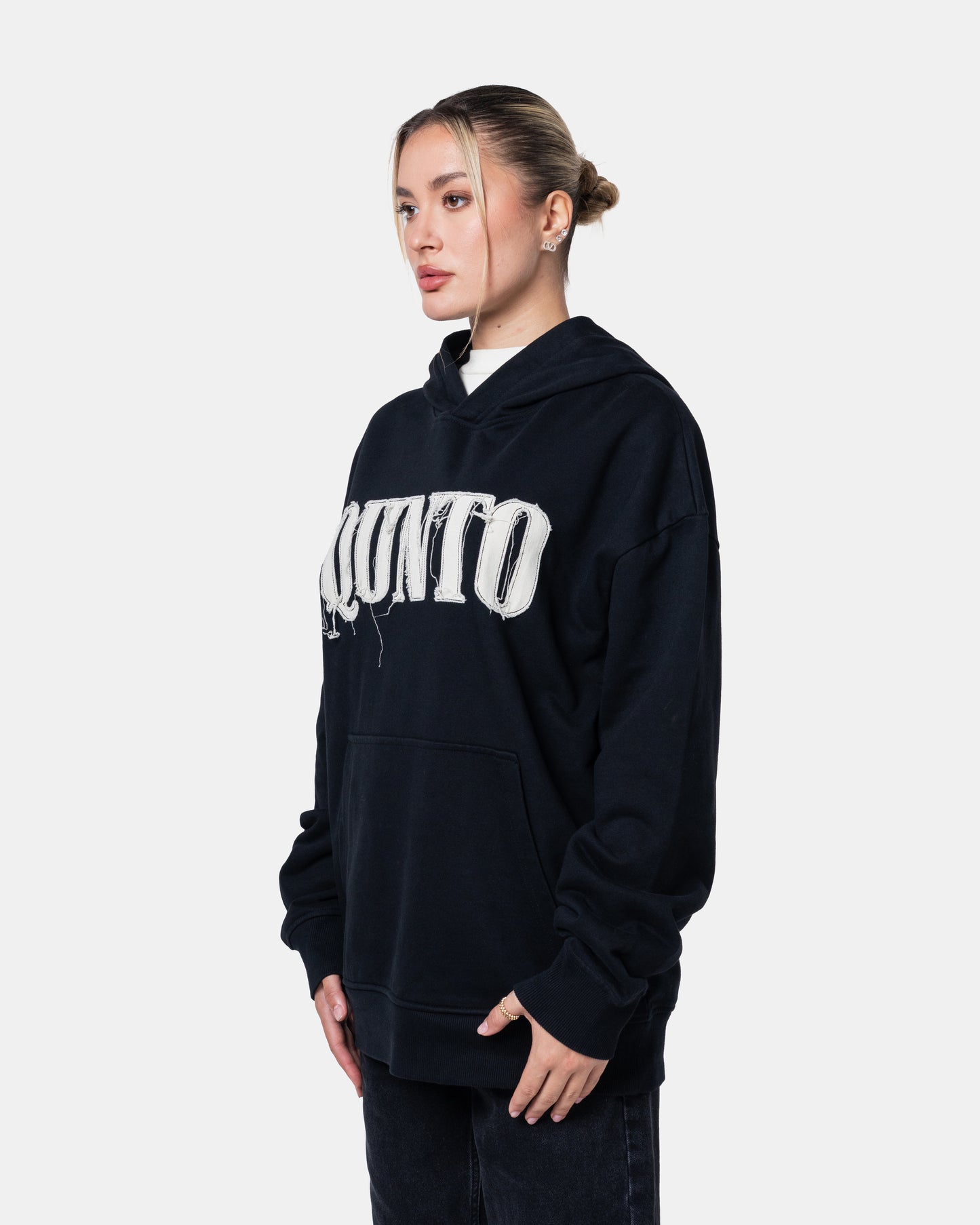 QUNTO C LOGO HOODIE BLACK