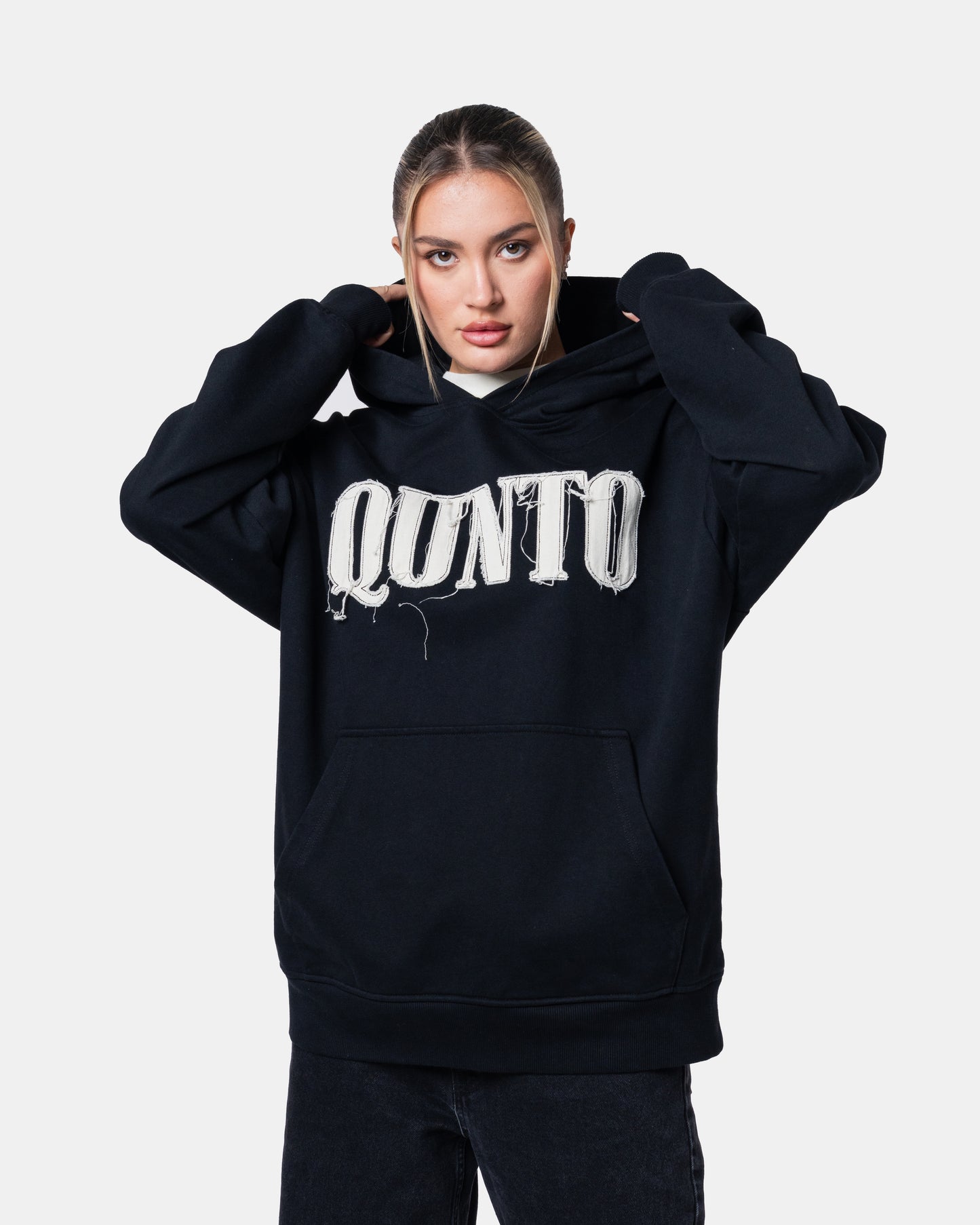 QUNTO C LOGO HOODIE BLACK