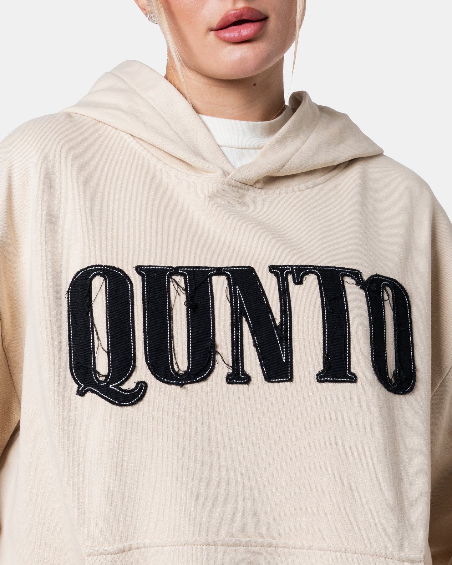QUNTO C LOGO HOODIE CREAM