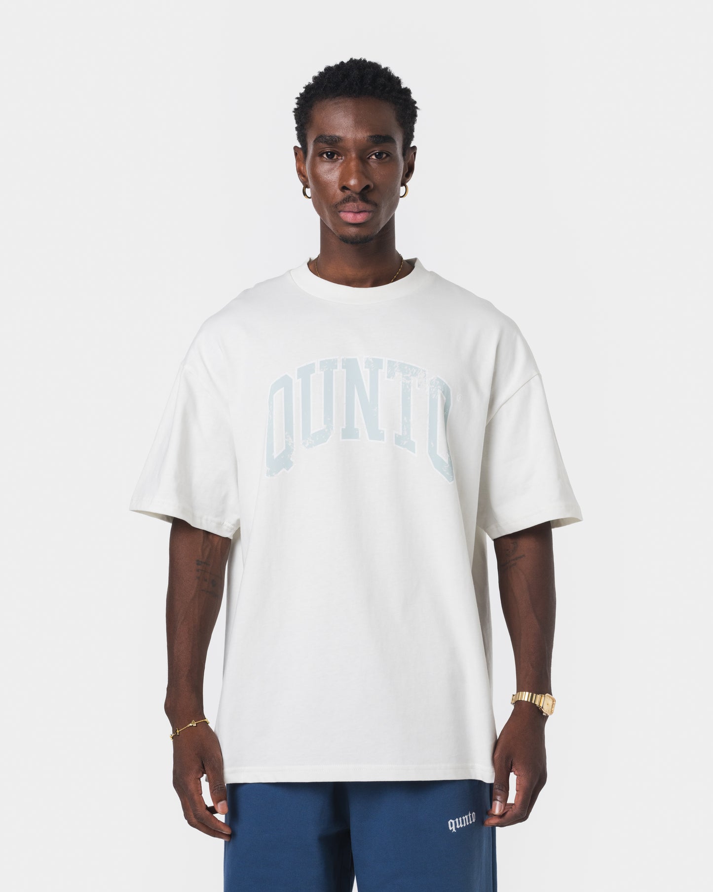 QUNTO BLUE ON WHITE TSHIRT