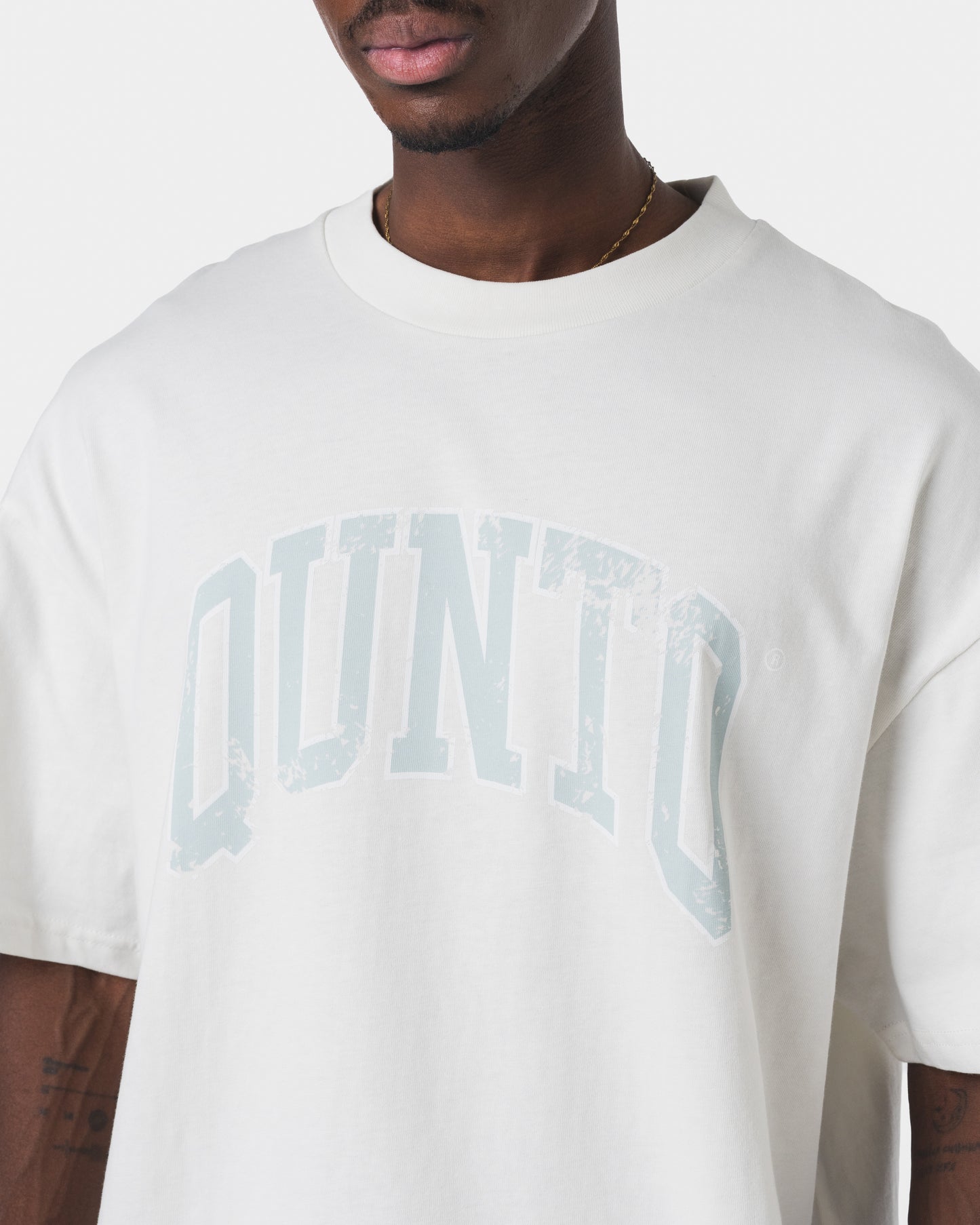 QUNTO BLUE ON WHITE TSHIRT