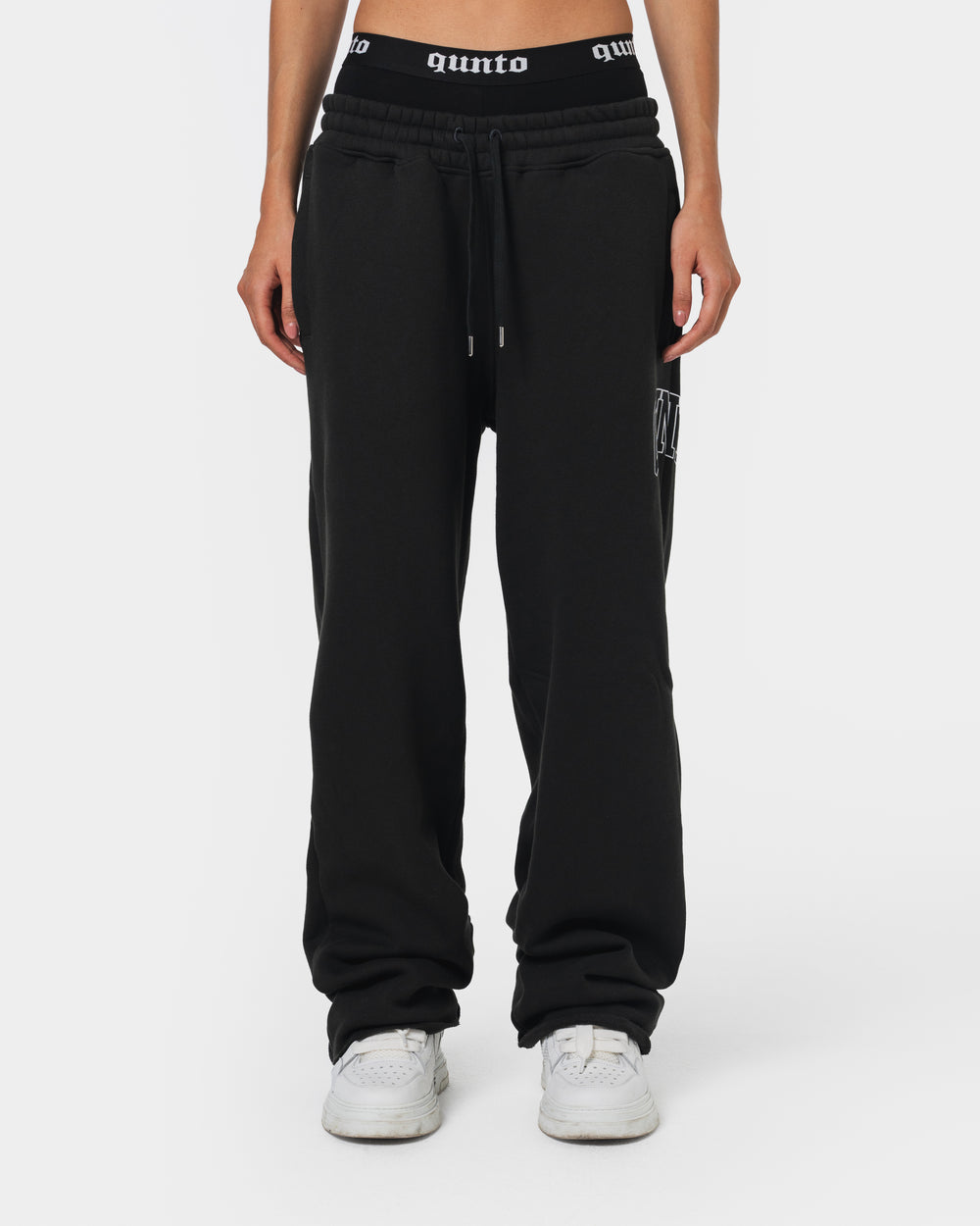 QUNTO ESSENTIAL JOGGER BLACK