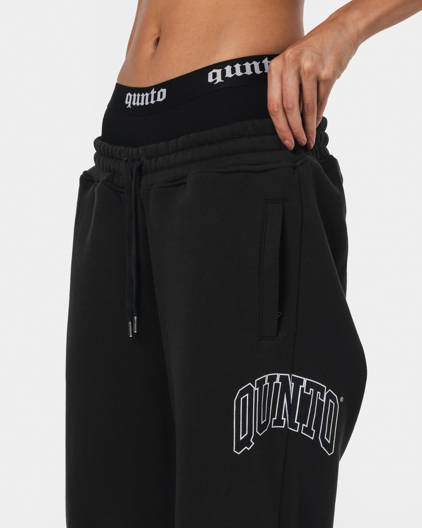 QUNTO ESSENTIAL JOGGER BLACK
