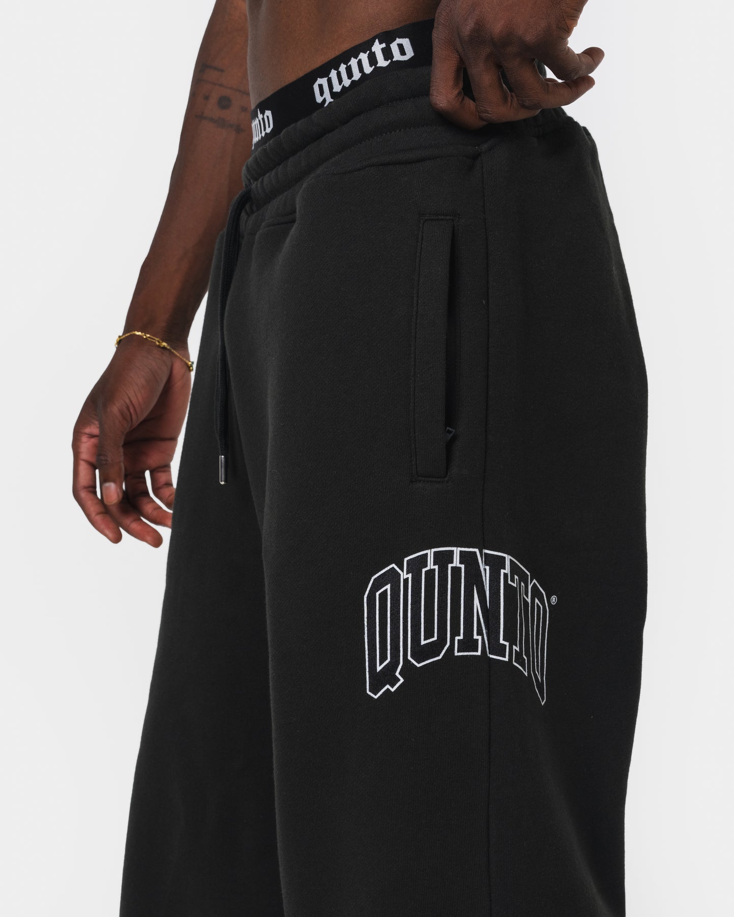 QUNTO ESSENTIAL JOGGER BLACK