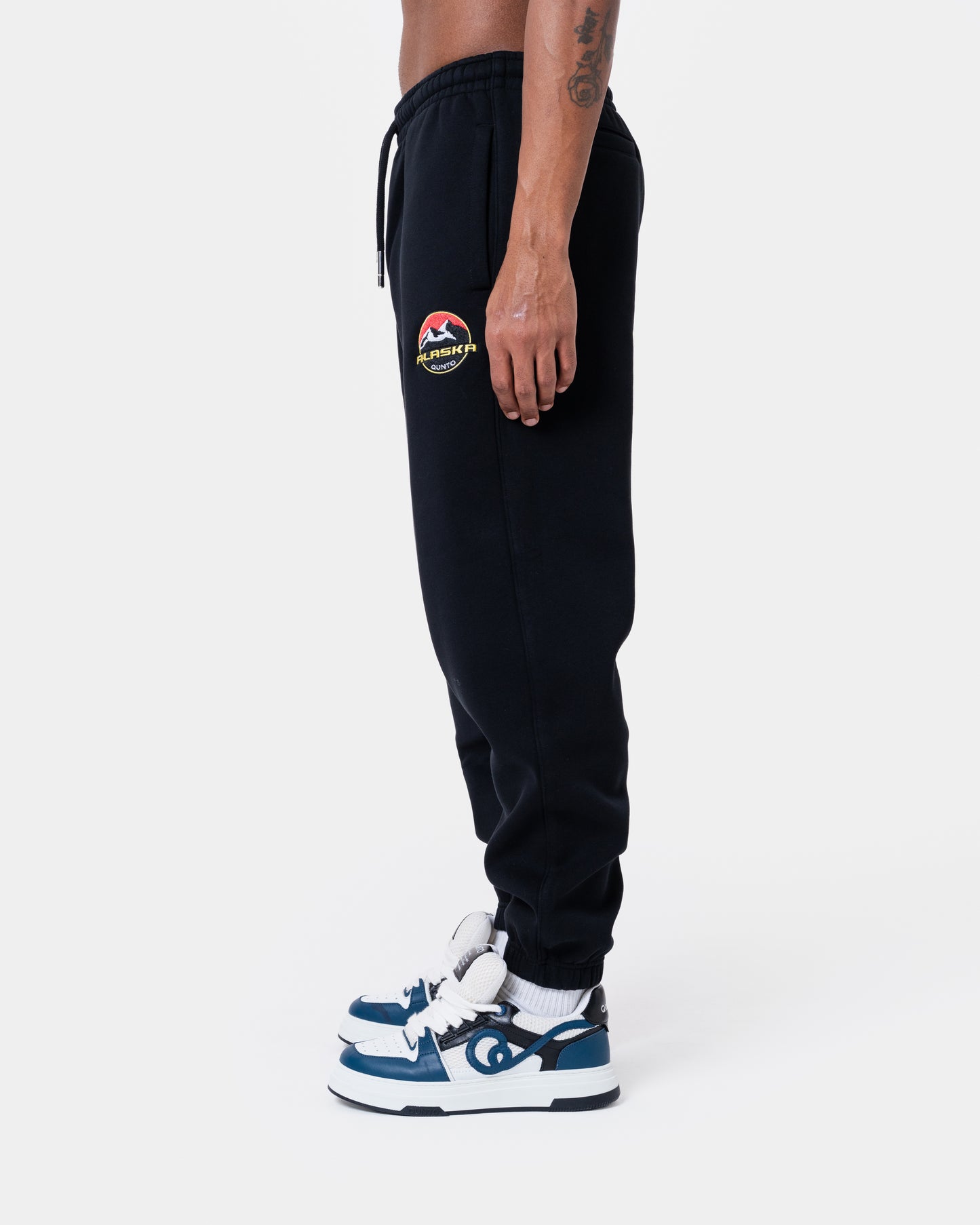 ALASKA BADGE BLACK JOGGER