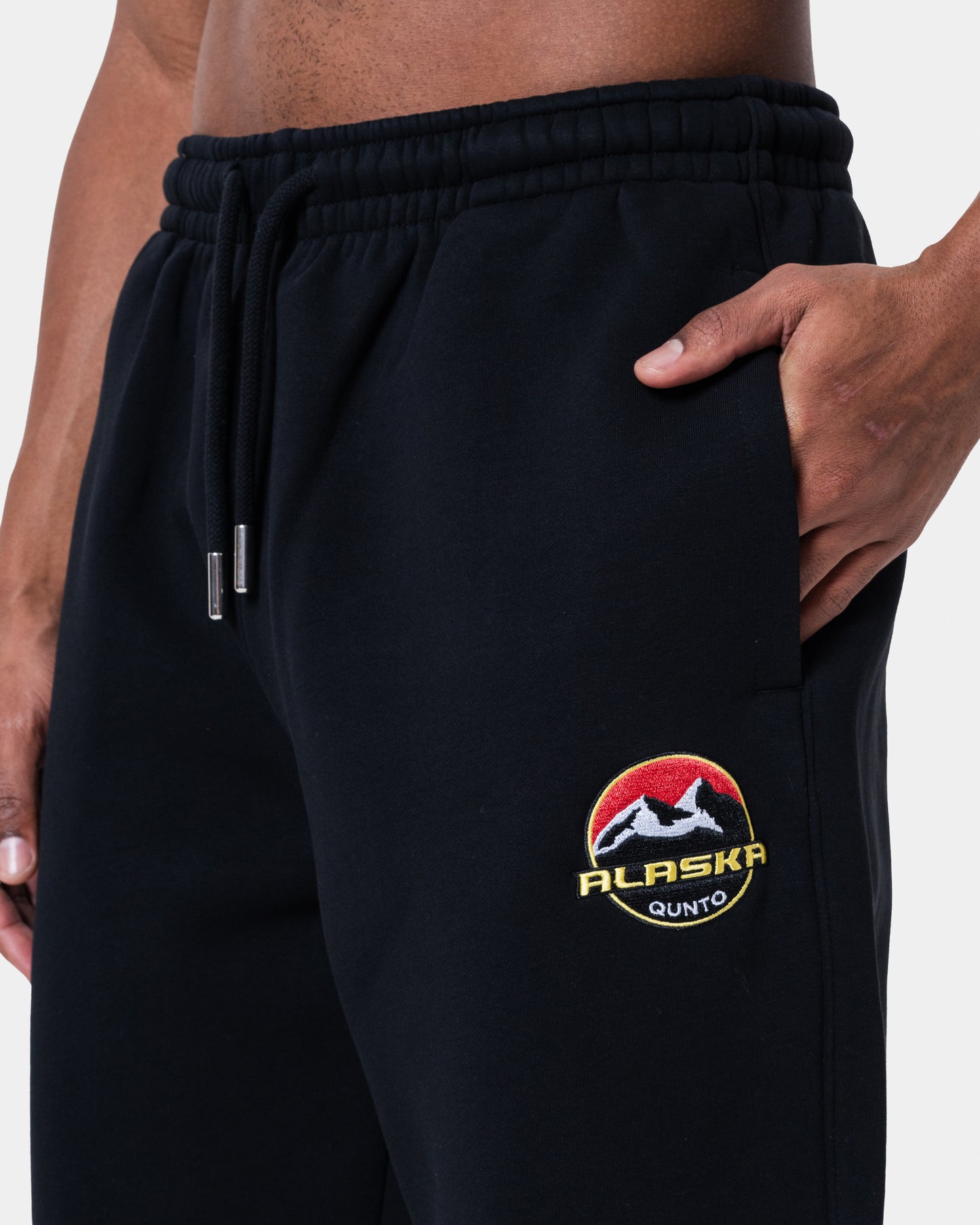ALASKA BADGE BLACK JOGGER