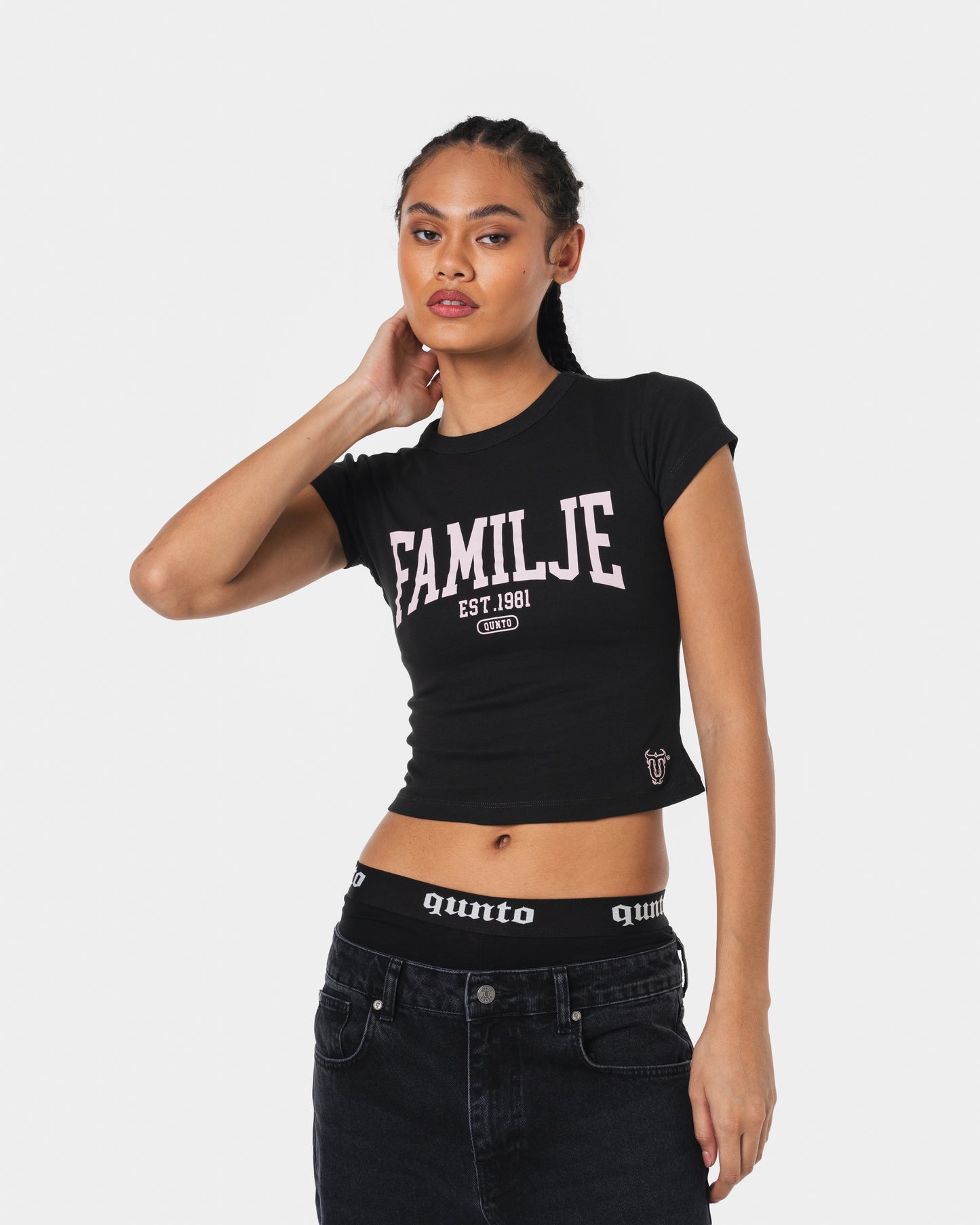 FAMILJE BLACK BABY TEE