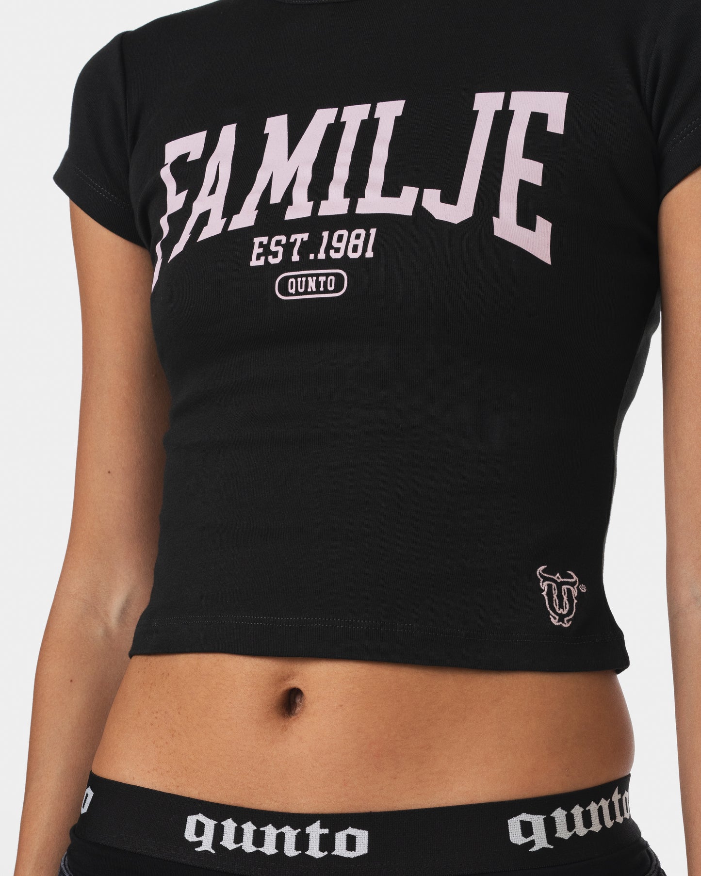 FAMILJE BLACK BABY TEE