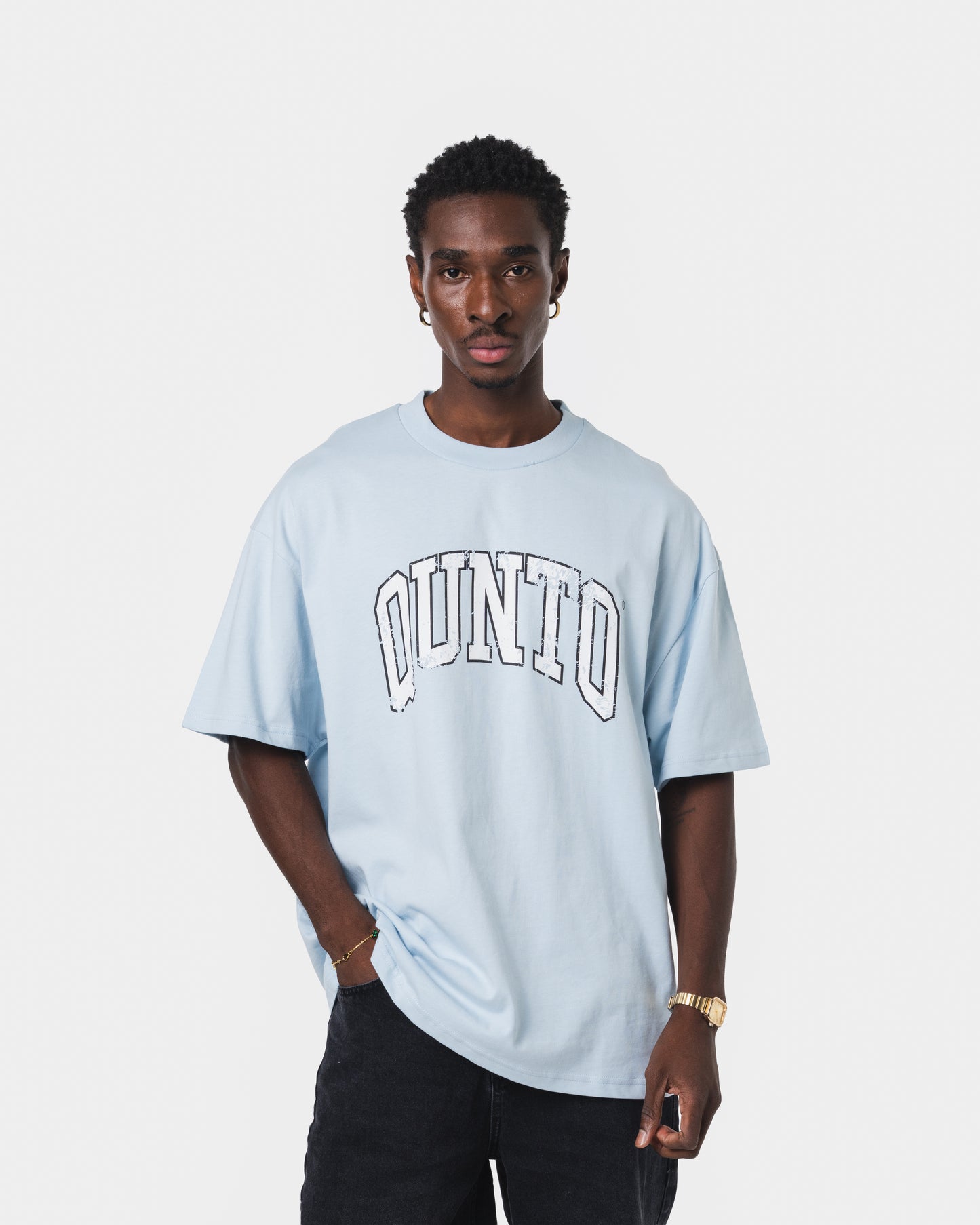 QUNTO WHITE ON BLUE TSHIRT