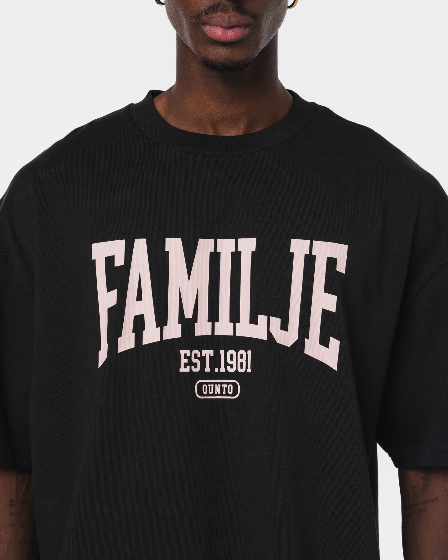 FAMILJE BLACK TSHIRT