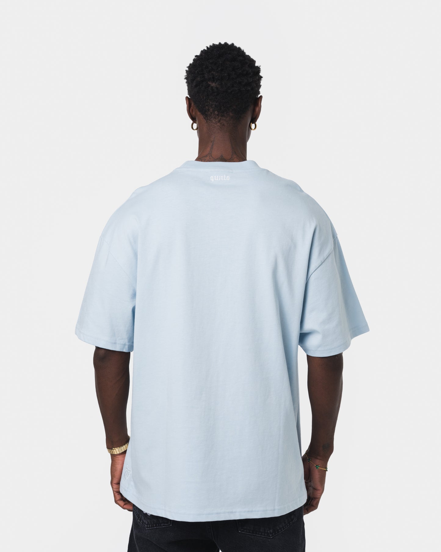 QUNTO WHITE ON BLUE TSHIRT