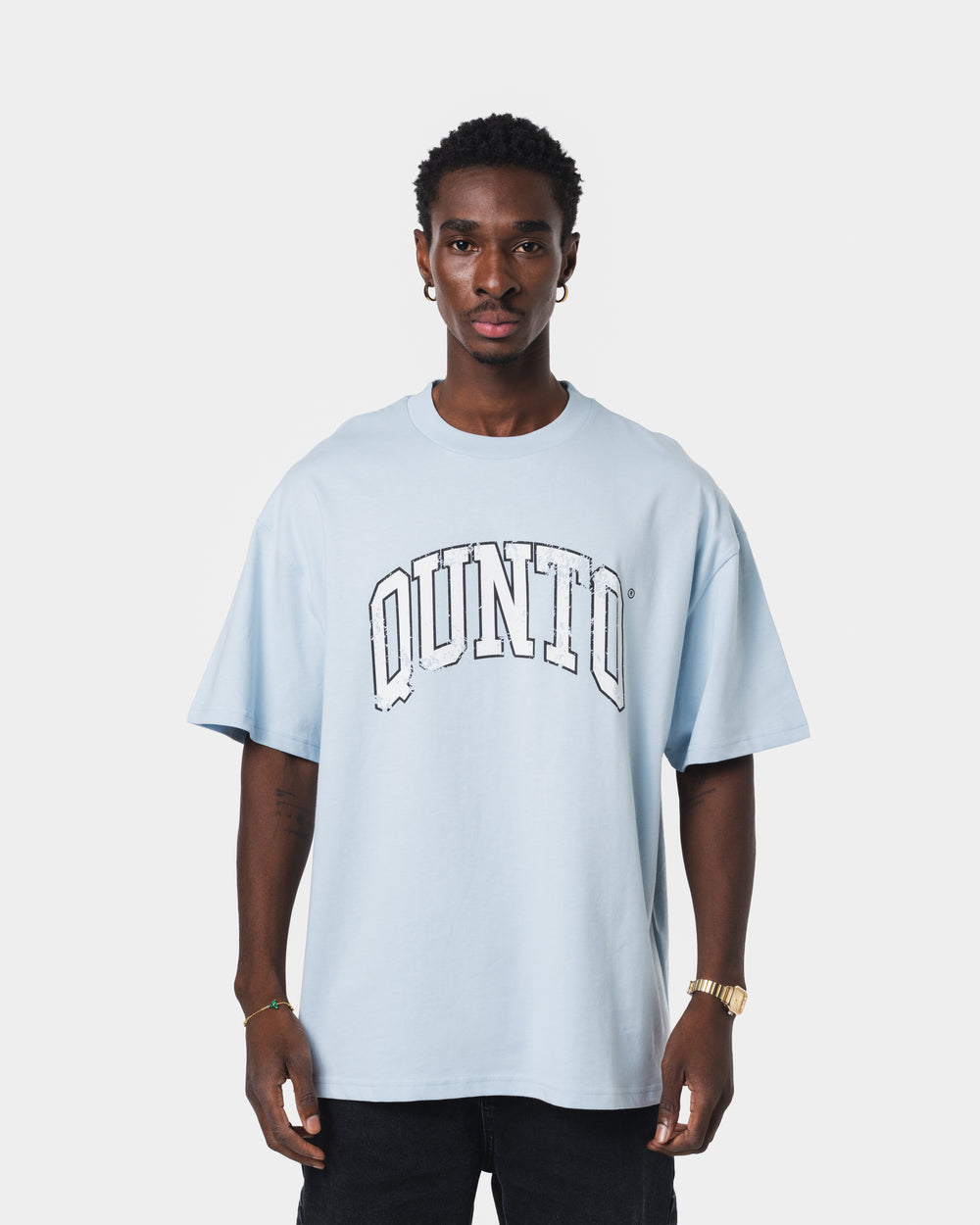 QUNTO WHITE ON BLUE TSHIRT