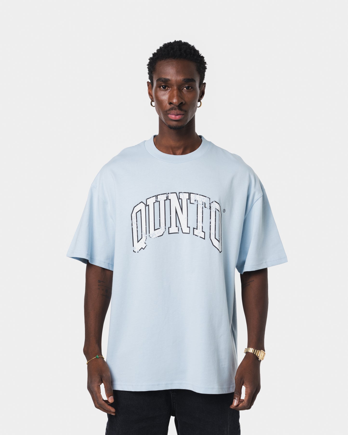 QUNTO WHITE ON BLUE TSHIRT