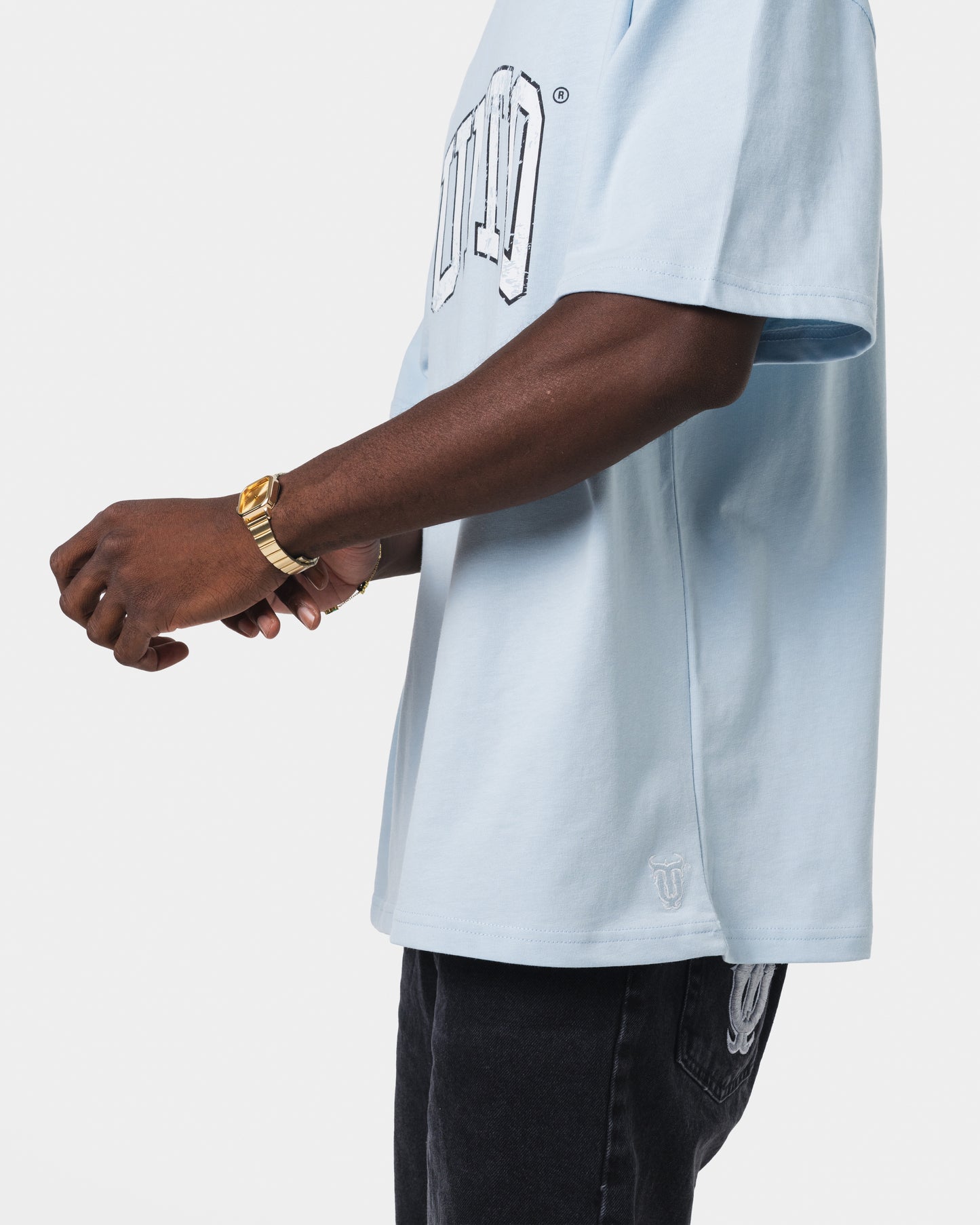 QUNTO WHITE ON BLUE TSHIRT