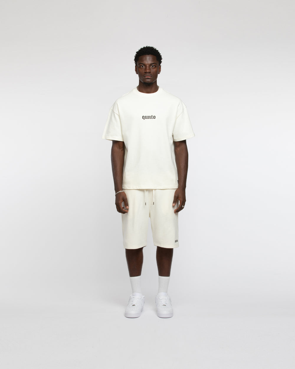 QUNTO LOGO SHORTS CREAM