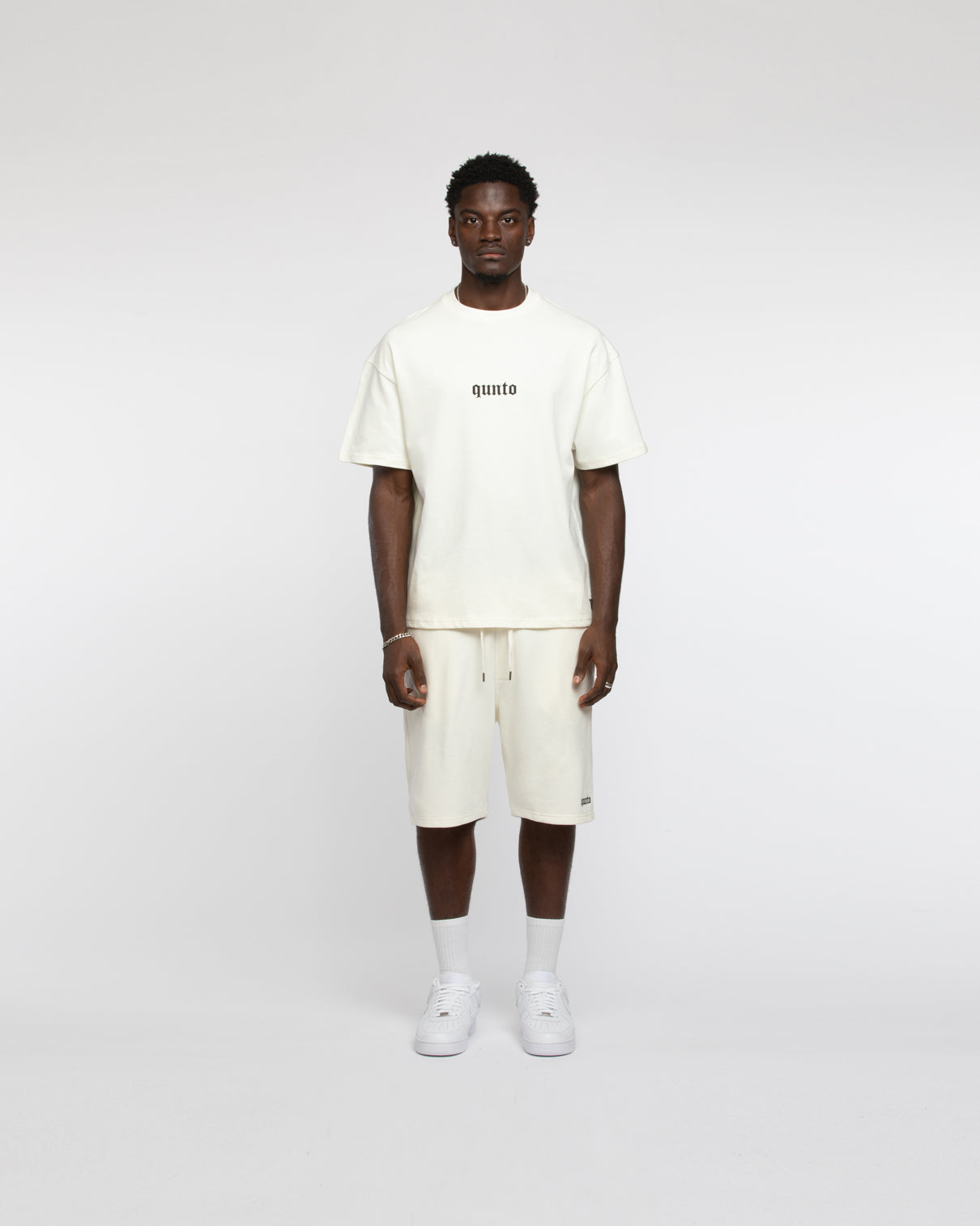QUNTO LOGO SHORTS CREAM