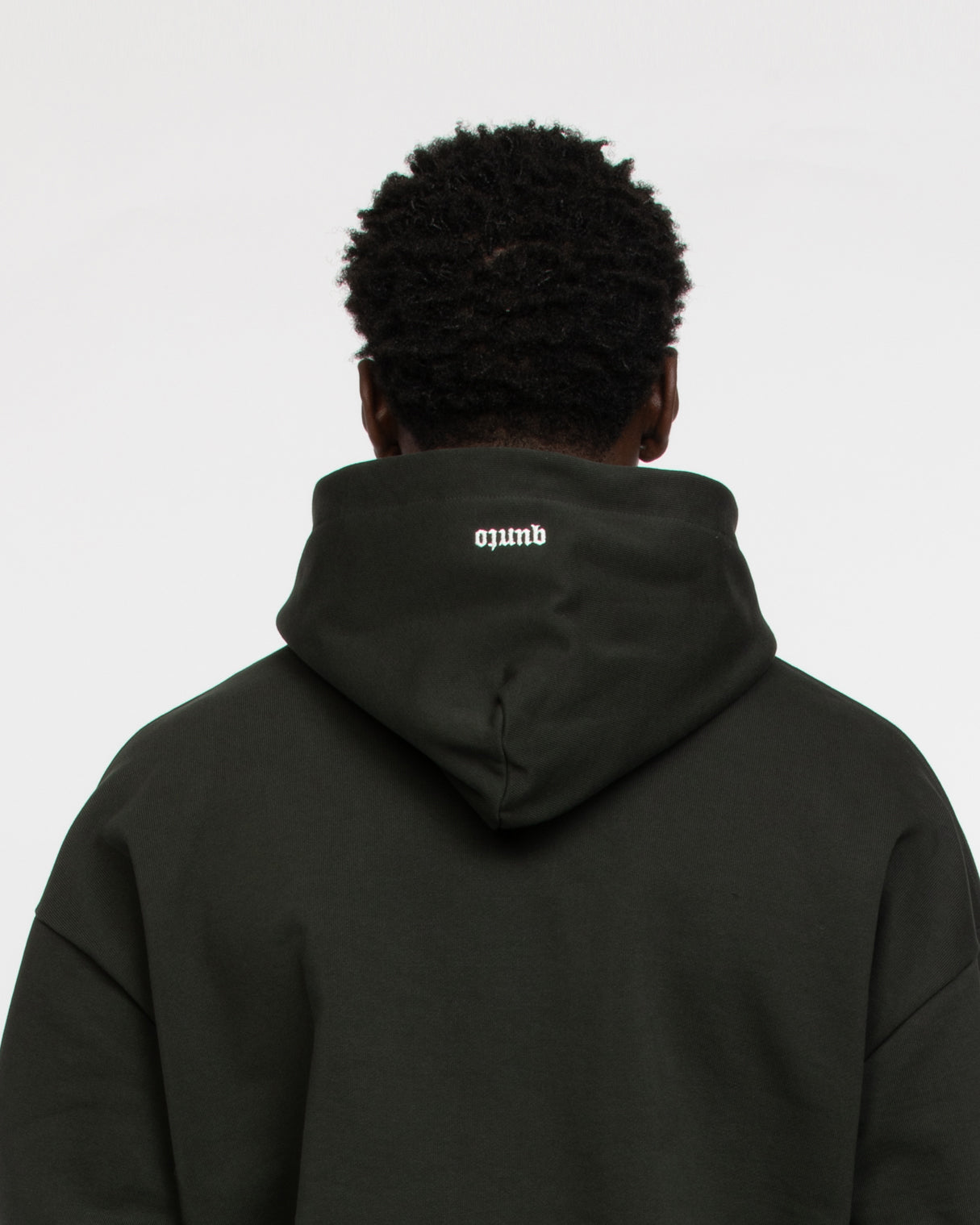 ESSENTIAL BLACK HOODIE