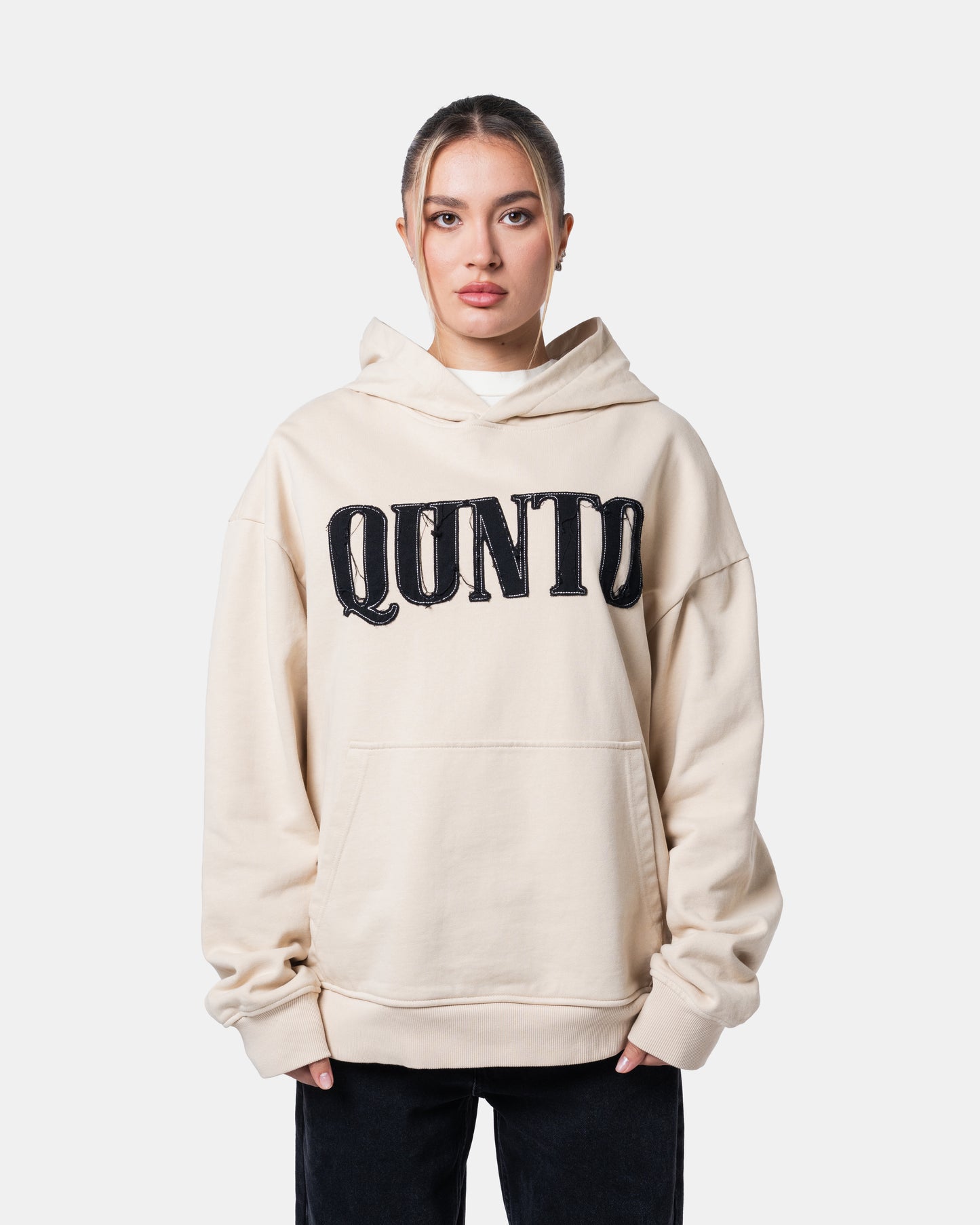 QUNTO C LOGO HOODIE CREAM