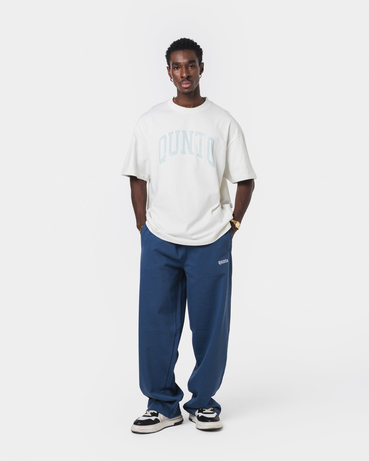 QUNTO BLUE ON WHITE TSHIRT