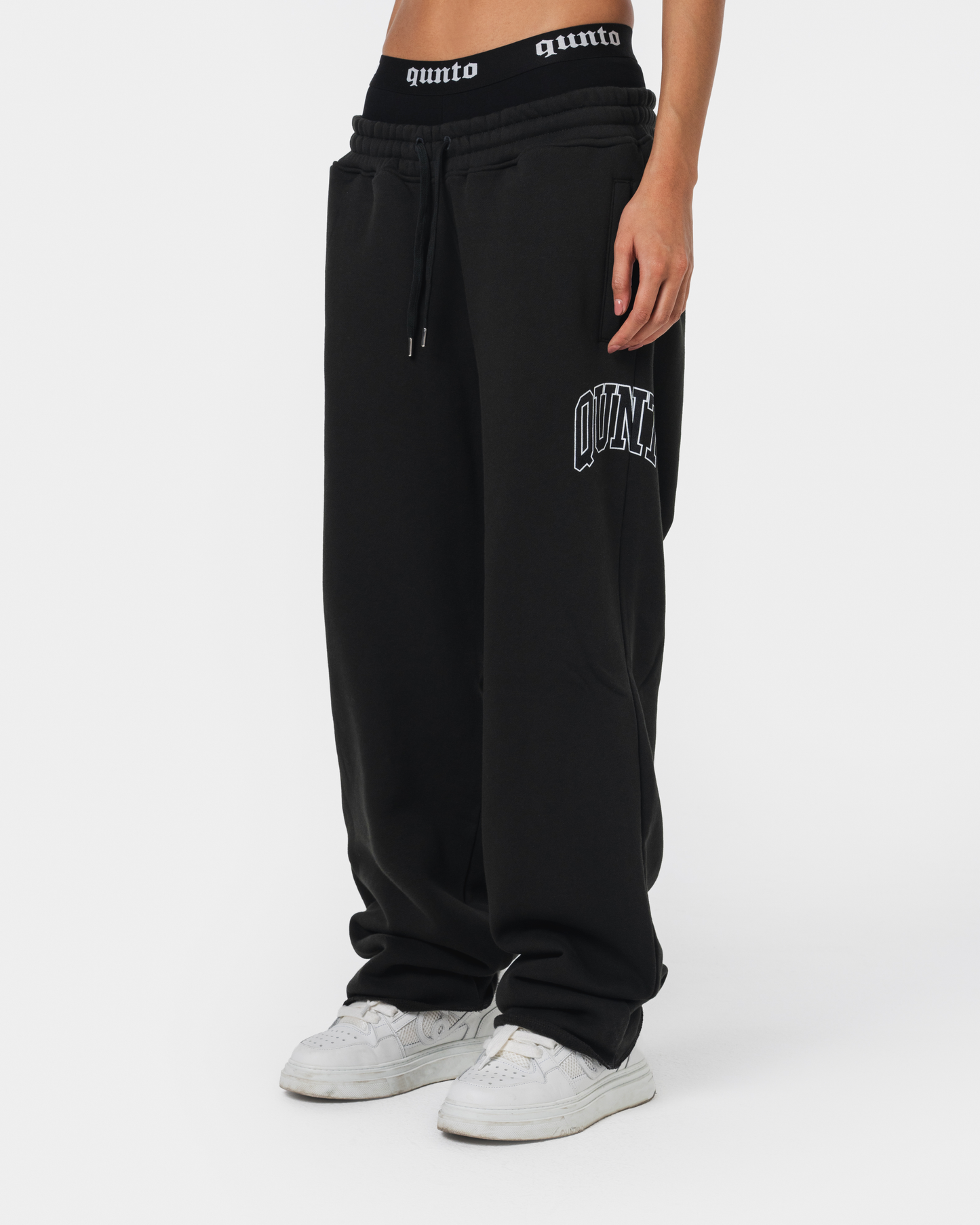 QUNTO ESSENTIAL JOGGER BLACK