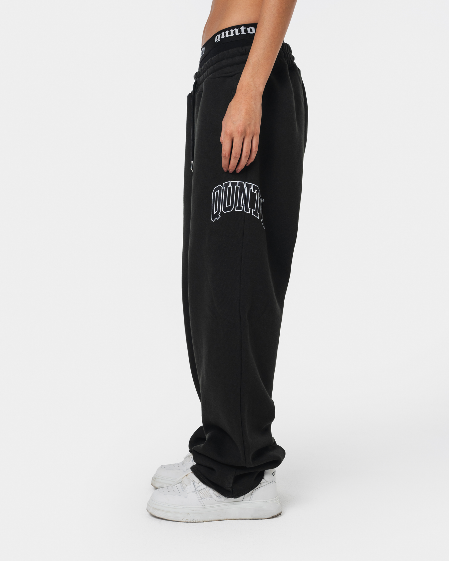 QUNTO ESSENTIAL JOGGER BLACK