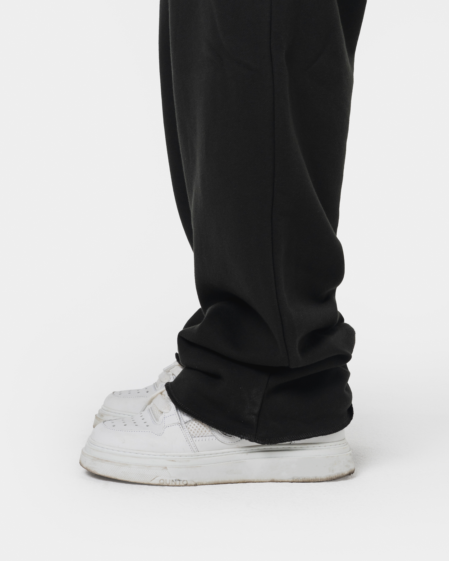 QUNTO ESSENTIAL JOGGER BLACK