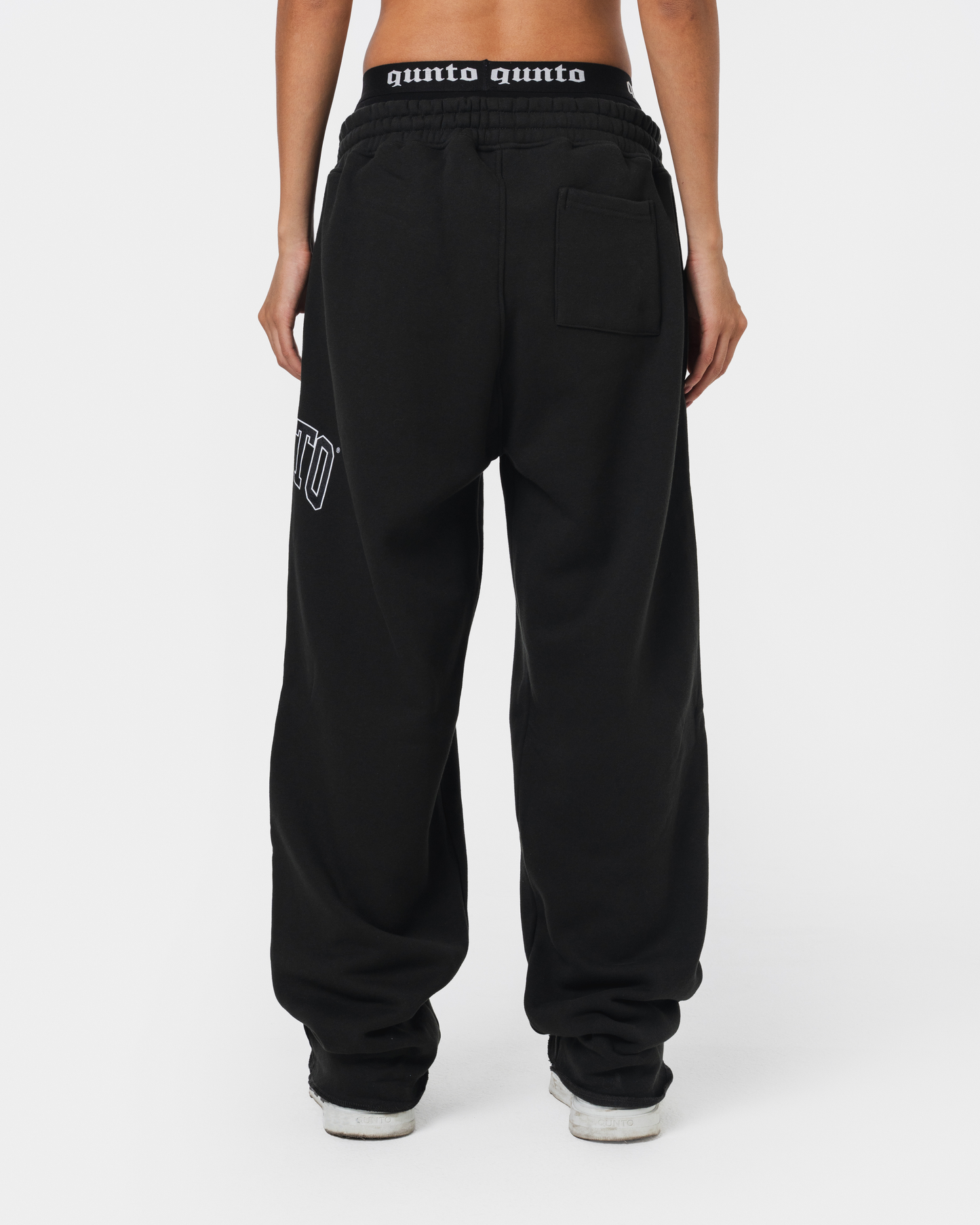 QUNTO ESSENTIAL JOGGER BLACK