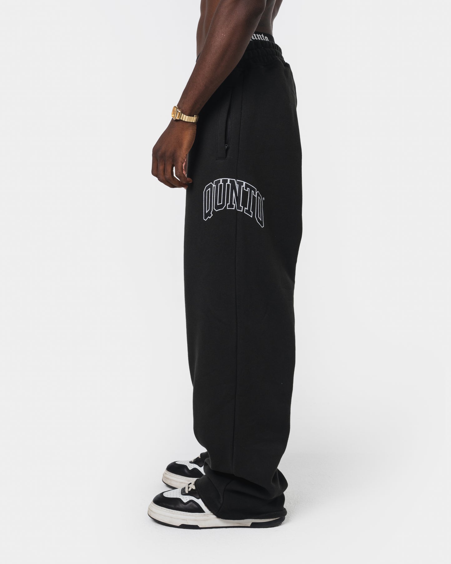 QUNTO ESSENTIAL JOGGER BLACK