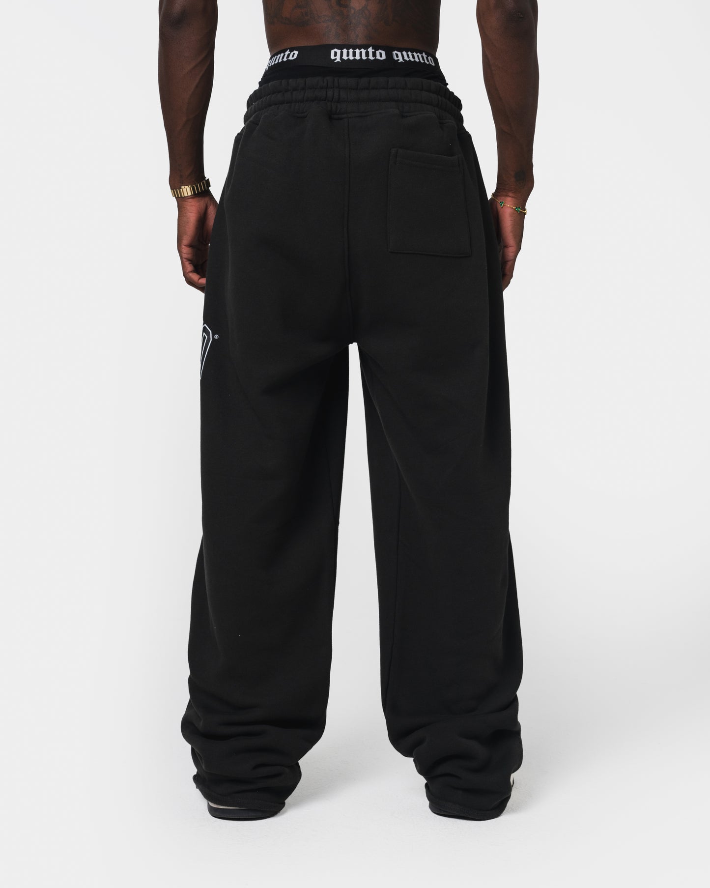 QUNTO ESSENTIAL JOGGER BLACK