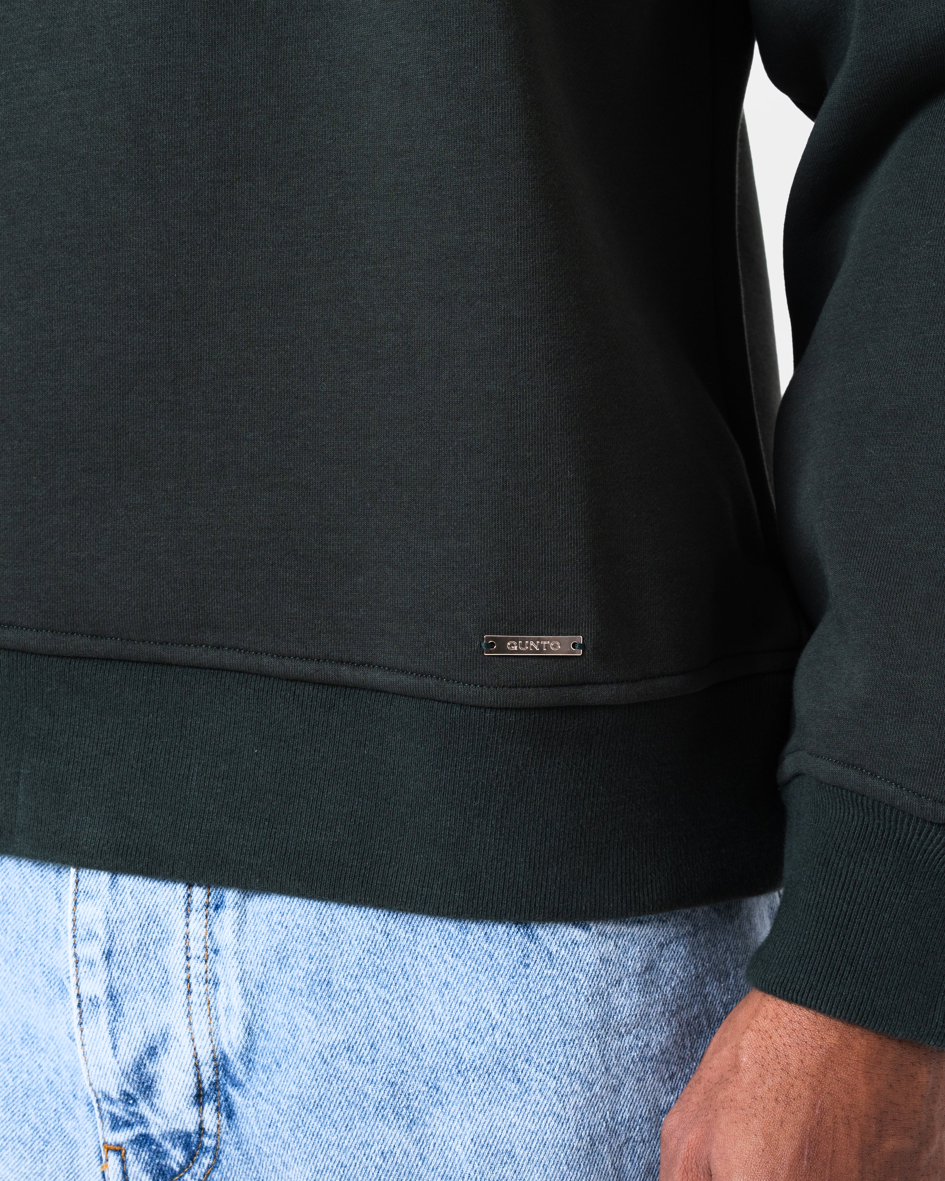 FAT QUNTO HALFZIP BLACK close-up showing metal plate and soft inner layer fabric.