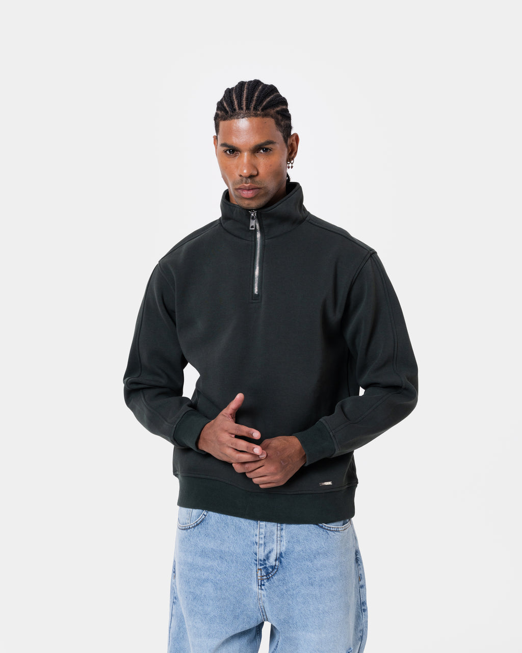 Model wearing FAT QUNTO HALFZIP BLACK sweatshirt, showcasing loose fit and soft inner layer.