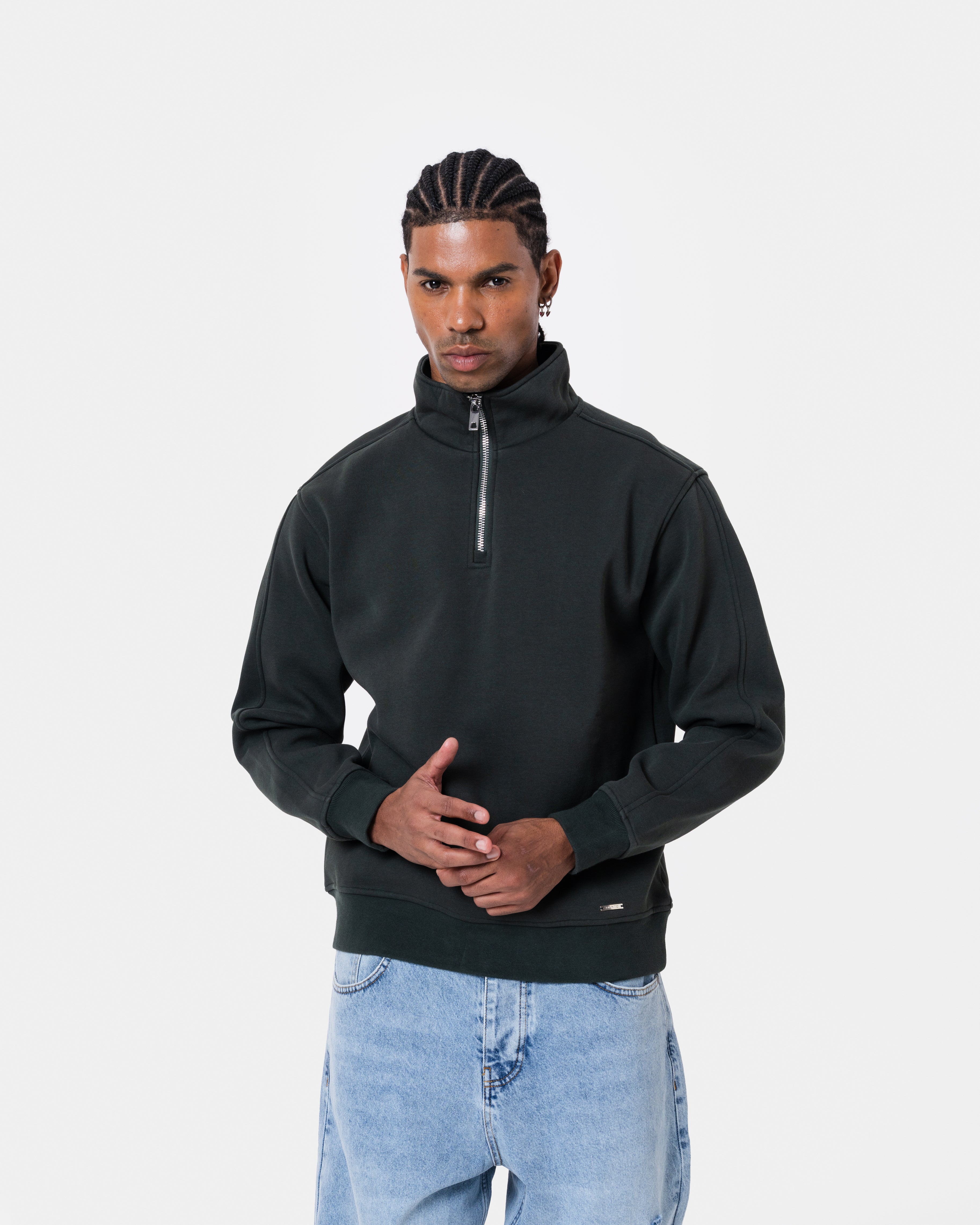 Model wearing FAT QUNTO HALFZIP BLACK sweatshirt, showcasing loose fit and soft inner layer.