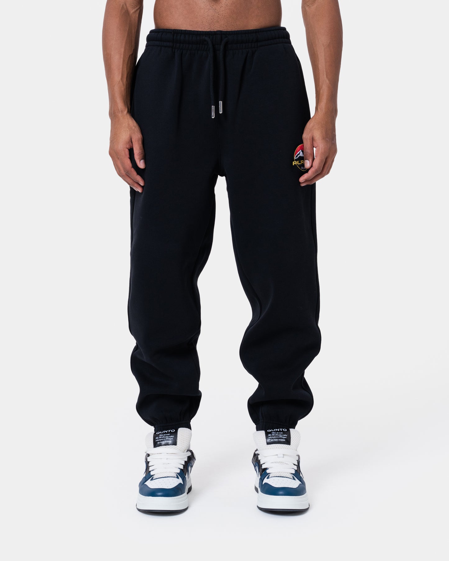ALASKA BADGE BLACK JOGGER