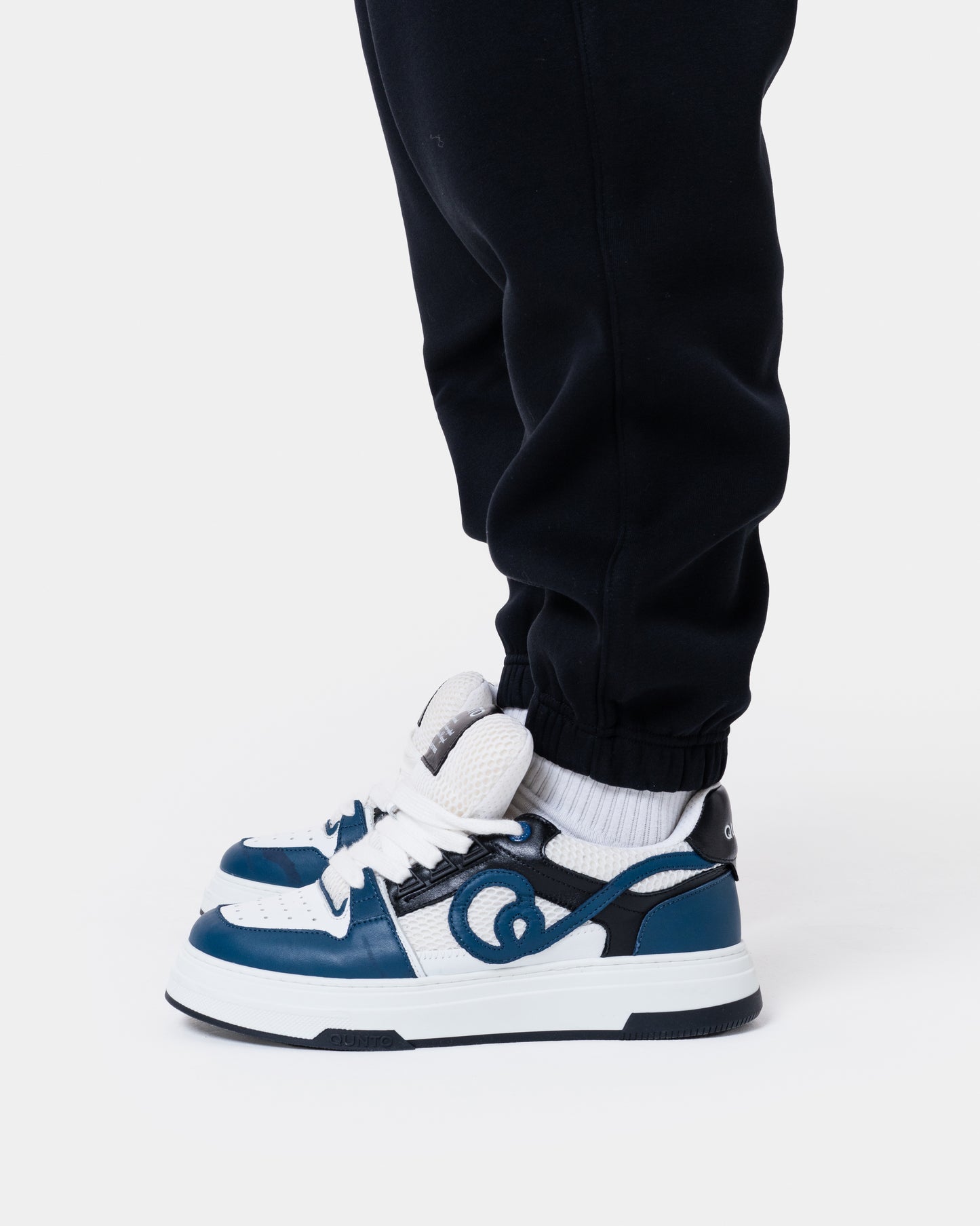 ALASKA BADGE BLACK JOGGER